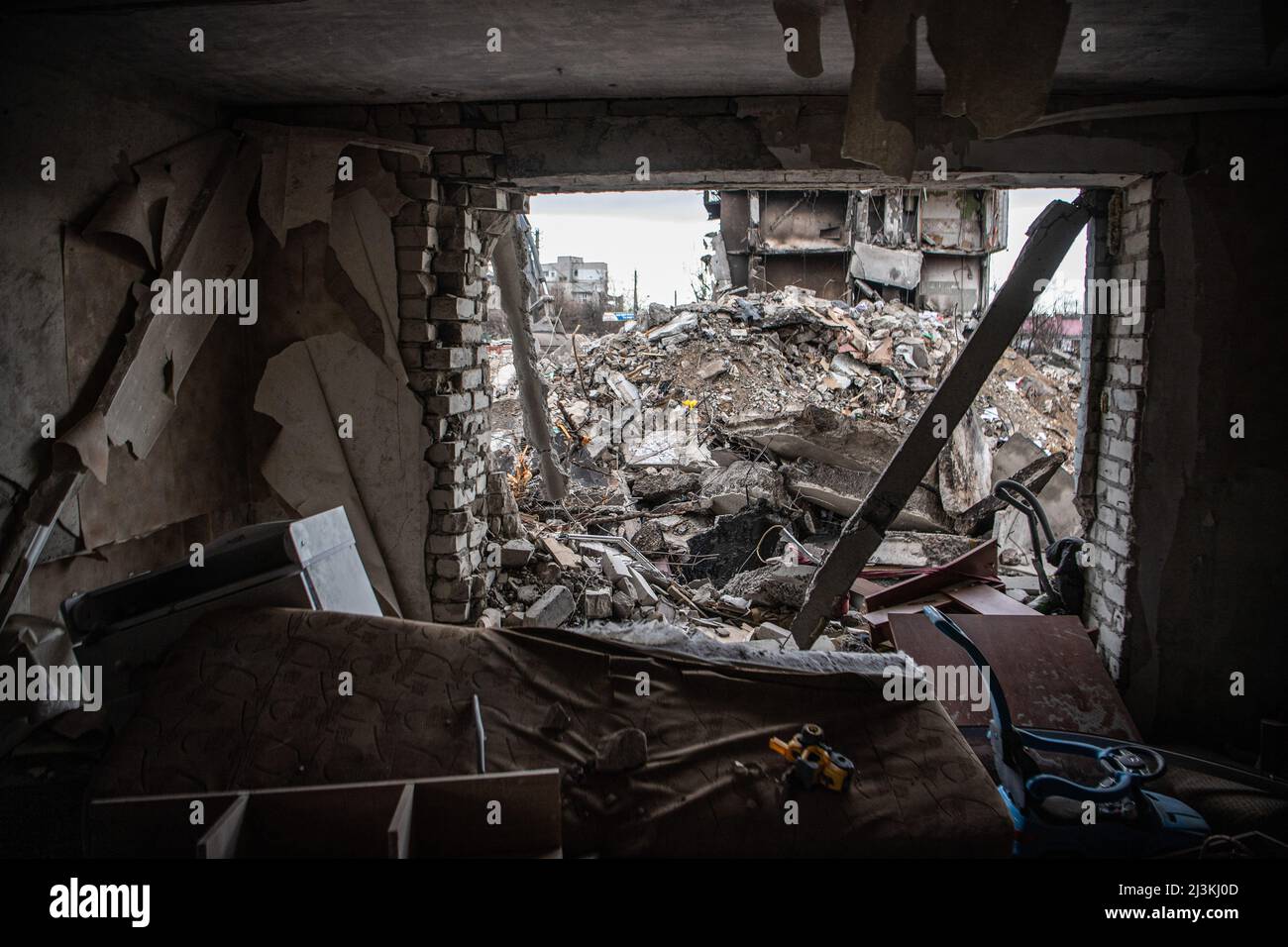 Borodyanka, Ukraine. 08th avril 2022. L'intérieur d'un appartement a été lourdement endommagé par des bombardements à Borodyanka, une ville à l'extérieur de Kiev qui a été récemment libérée de l'occupation russe. (Photo par Laurel Chor/SOPA Images/Sipa USA) crédit: SIPA USA/Alay Live News Banque D'Images