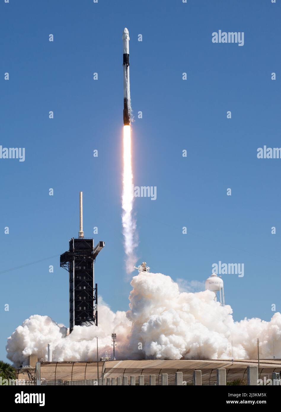 CENTRE SPATIAL KENNEDY - 06 avril 2022 - la fusée SLS (Space Launch System) de la NASA avec le vaisseau spatial Orion à bord est vue au sommet d'un lanceur mobile à laun Banque D'Images