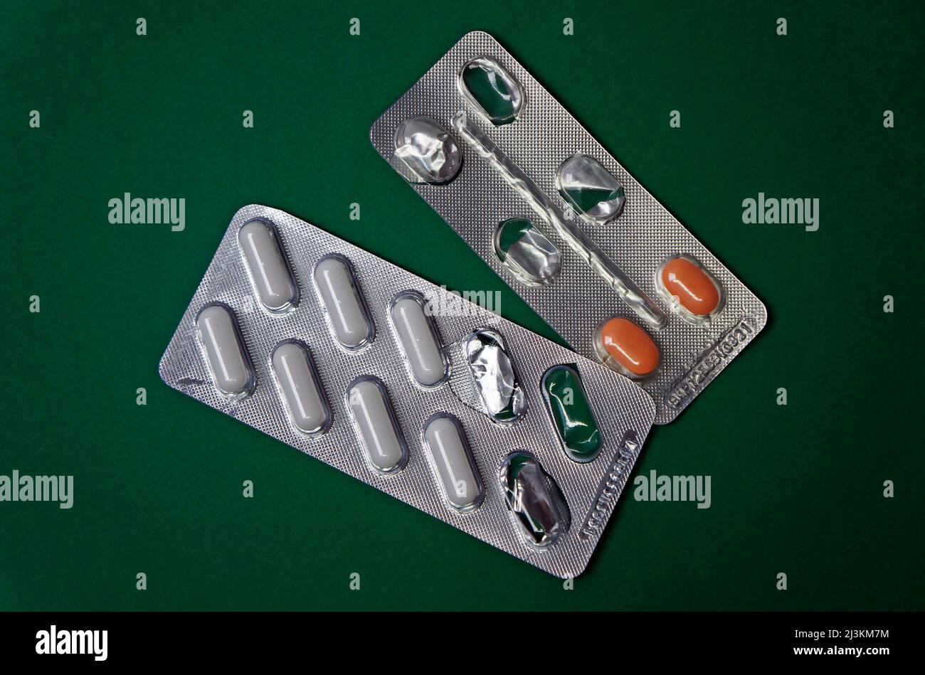 Blister de pilules sur fond vert Banque D'Images