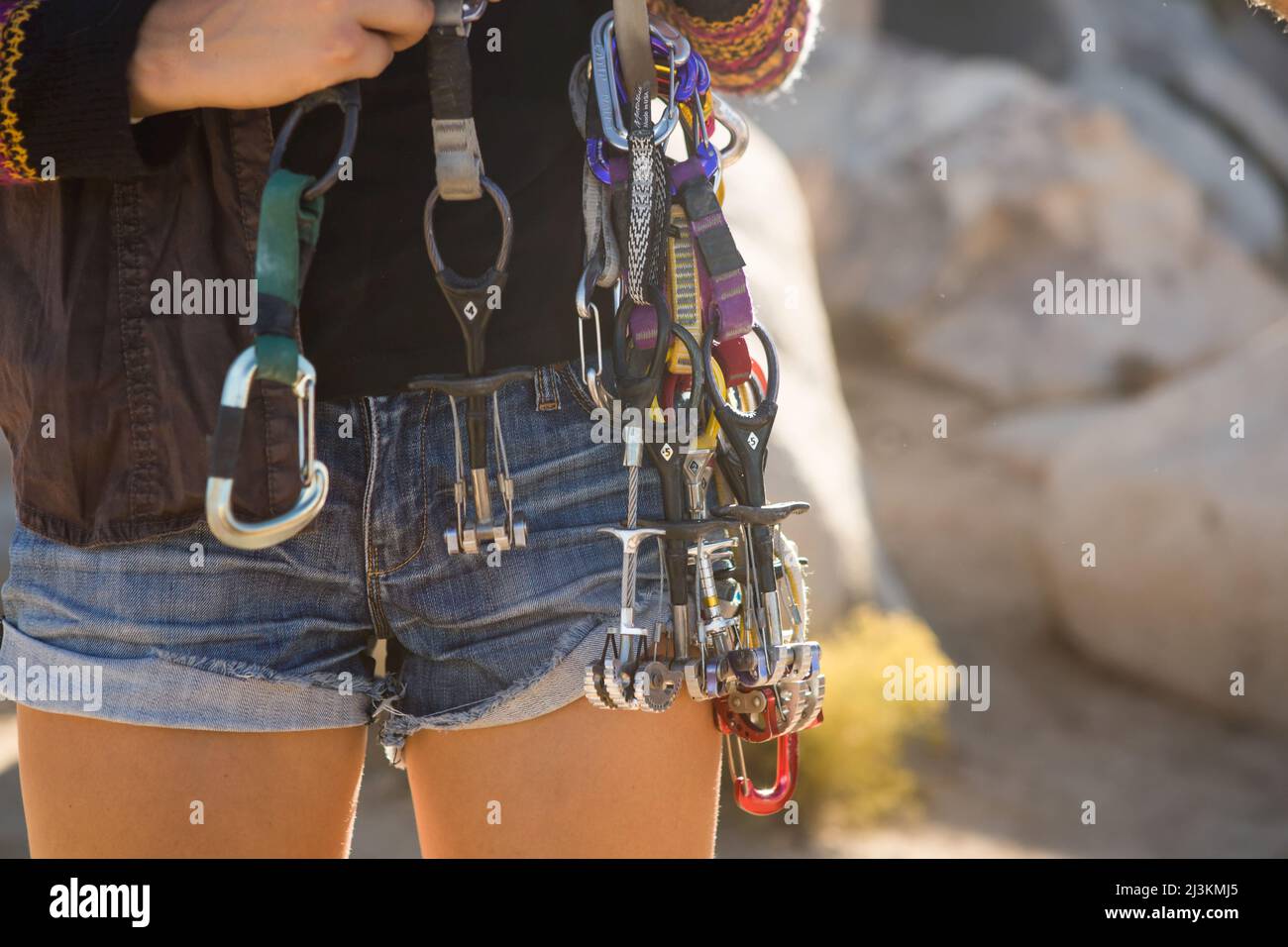 Un grimpeur organise ses dégaines avant de commencer une ascension dans Joshua Tree National Park. Banque D'Images