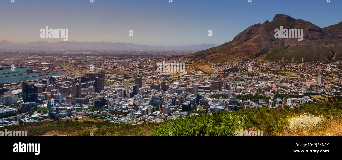 Vue d'ensemble de la ville du Cap et Devil's Peak depuis signal Hill ; Cape Town, province du Cap occidental, Afrique du Sud Banque D'Images