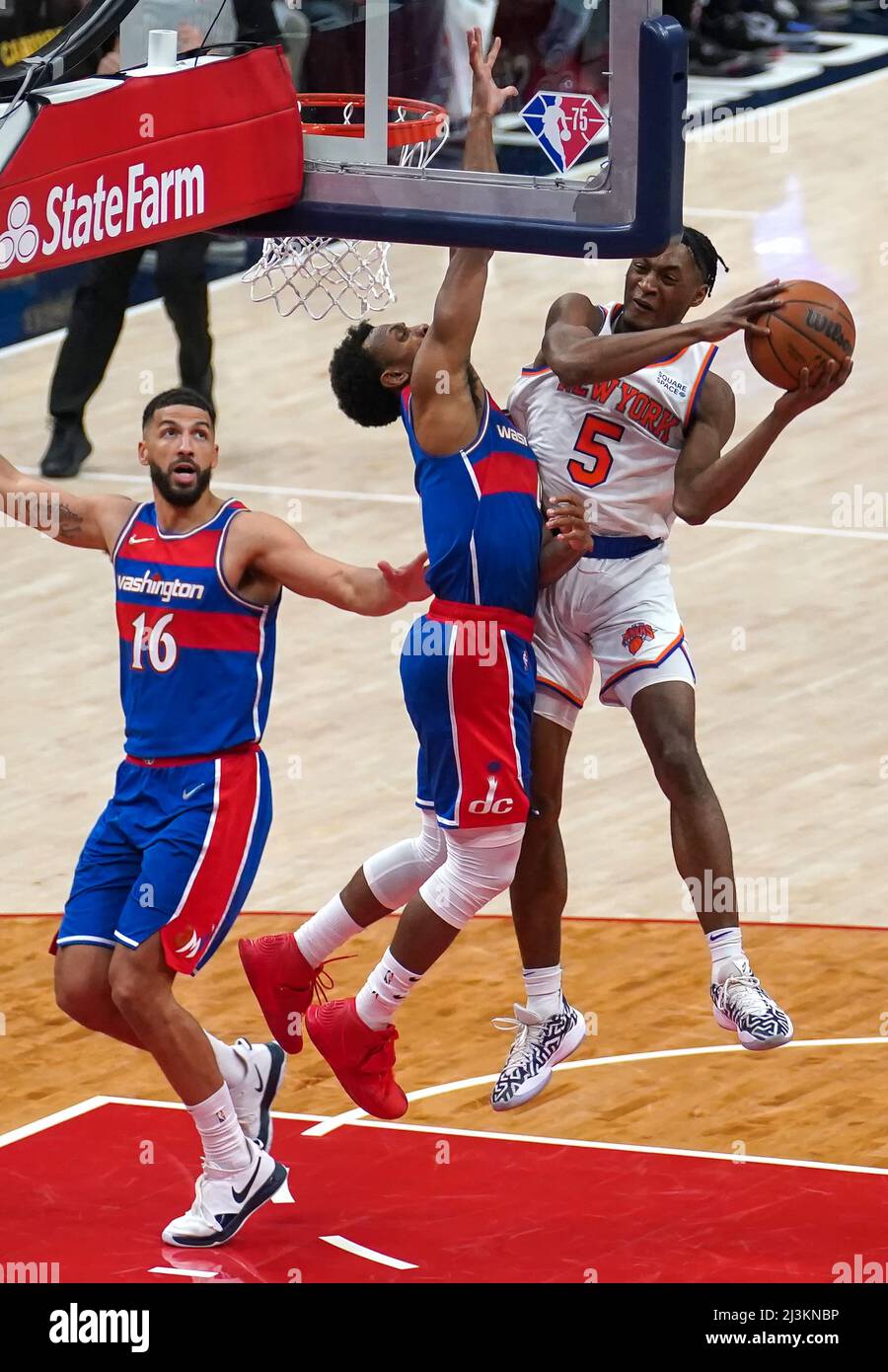 Washington, États-Unis. 08th avril 2022. WASHINGTON, DC - 08 AVRIL : la garde des Washington Wizards Ish Smith (4) garde les New York Knicks garde Emmanuel quickley (5) lors d'un match NBA entre les Washington Wizards et les New York Knicks, le 08 avril 2022, à la Capital One Arena, à Washington, DC. (Photo de Tony Quinn/SipaUSA) crédit: SIPA USA/Alay Live News Banque D'Images