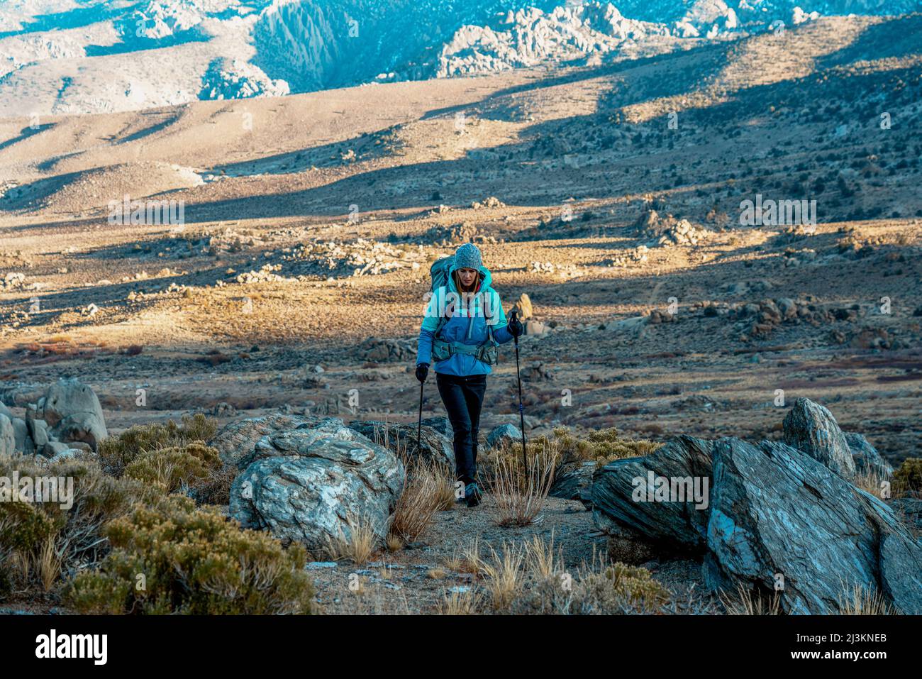 Une femme en randonnée dans l'est de la Sierra en hiver; Bishop, Californie, États-Unis d'Amérique Banque D'Images