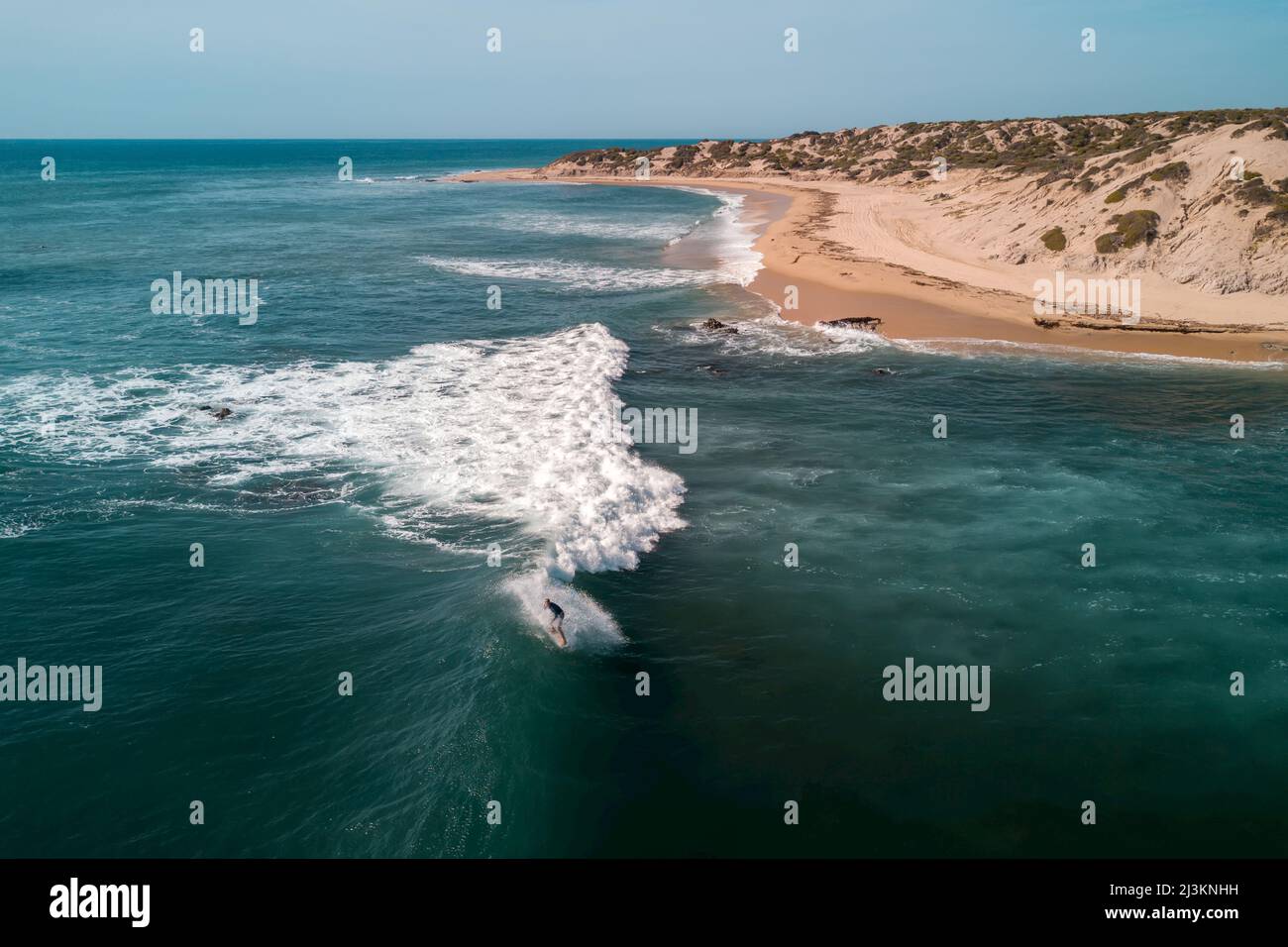 Surfeur sur les vagues sur le cap est de la péninsule de Baja; Cabo San Lucas, Baja California sur, Mexique Banque D'Images