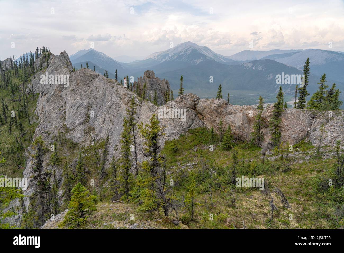 Femme vêtue d'une robe blanche dans les beaux paysages du Yukon; Yukon, Canada Banque D'Images