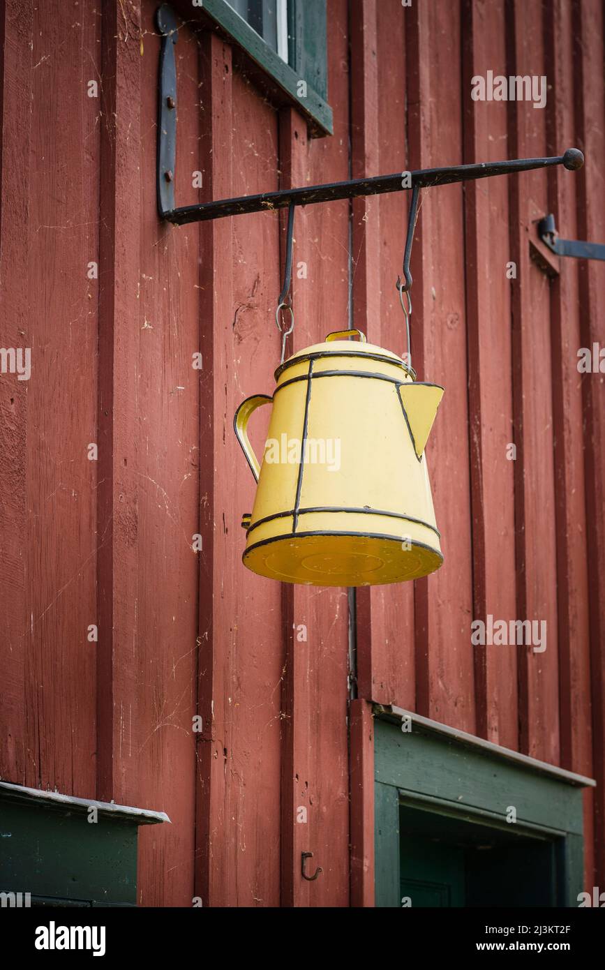Enseigne avec une bouilloire jaune suspendue à l'extérieur du Upper Canada Village; Morrisburg, Ontario, Canada Banque D'Images
