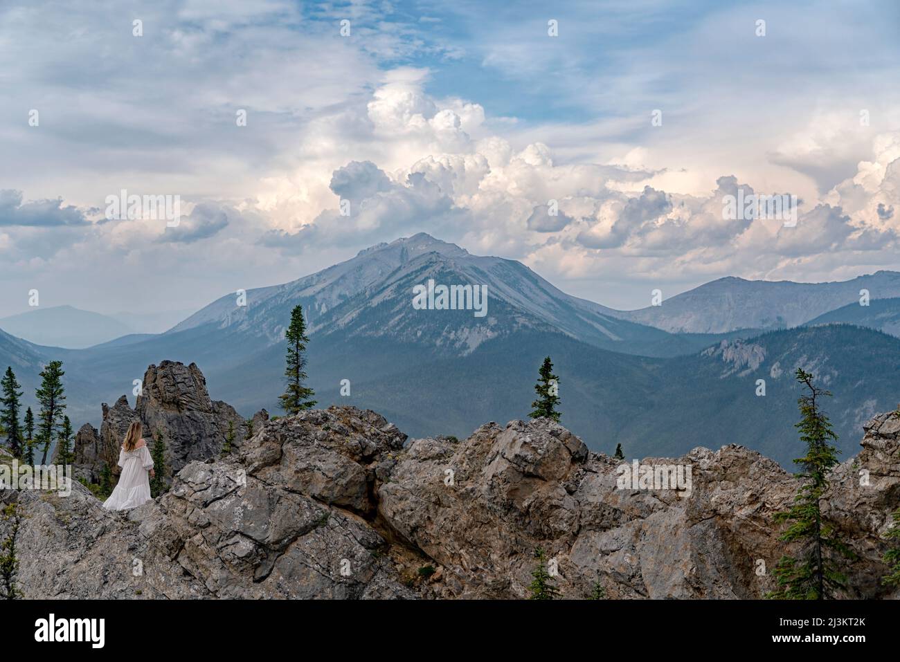 Femme vêtue d'une robe blanche dans les beaux paysages du Yukon; Yukon, Canada Banque D'Images