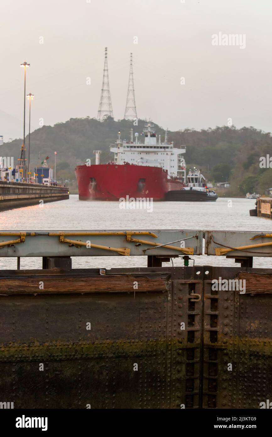 Un grand navire de navigation est positionné et guidé par un remorqueur dans les écluses Pedro Miguel du canal de Panama Banque D'Images