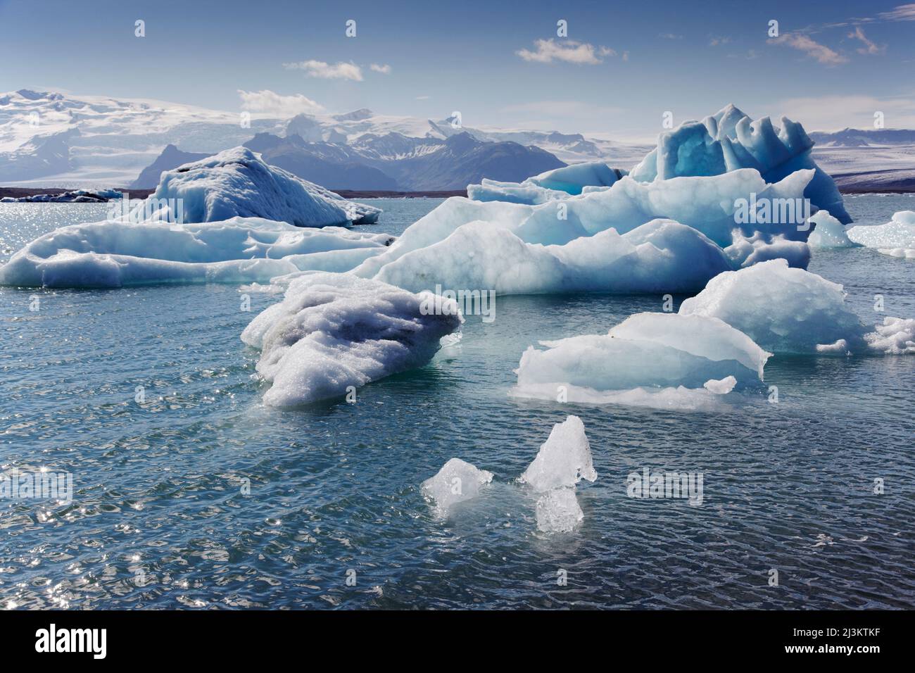 Icebergs flottant dans la lagune de Jokulsarlon, Islande; lagune de Jokulsarlon, parc national de Vatnajokull, Islande. Banque D'Images