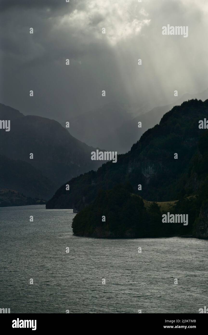 Lago Elizalde, avec des rayons du soleil qui brillent à travers des nuages de tempête, près de Coyhaique au Chili; Patagonia, Chili Banque D'Images