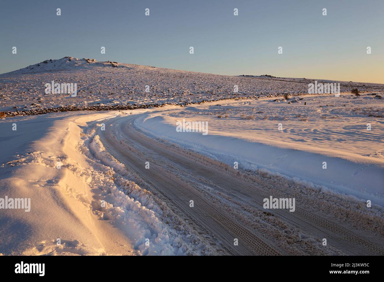 Vue d'hiver du Haytor à Ashburton Road à Rippon Tor, près de Bovey Tracey dans le parc national de Dartmoor; Devon, Angleterre Banque D'Images