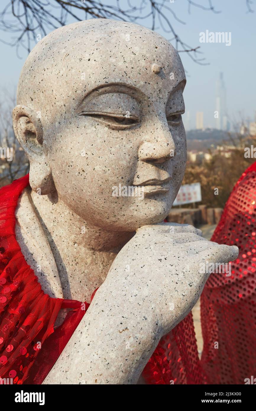 La statue d'un Luohan, ou un Bouddha vivant, au Temple Hotel, près de Lac Xuanwu, Nanjing, Jiangsu Province, China. Banque D'Images