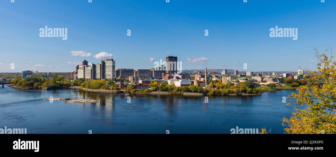 Vue de Hull, secteur de la région de la capitale nationale du Canada, du Musée canadien d'histoire et de la rivière des Outaouais; Gatineau (Québec), Canada Banque D'Images