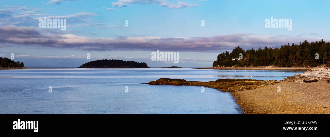 Côte sur la plage de Sechelt en début de matinée sur la Sunshine Coast de la Colombie-Britannique, Canada; Colombie-Britannique, Canada Banque D'Images