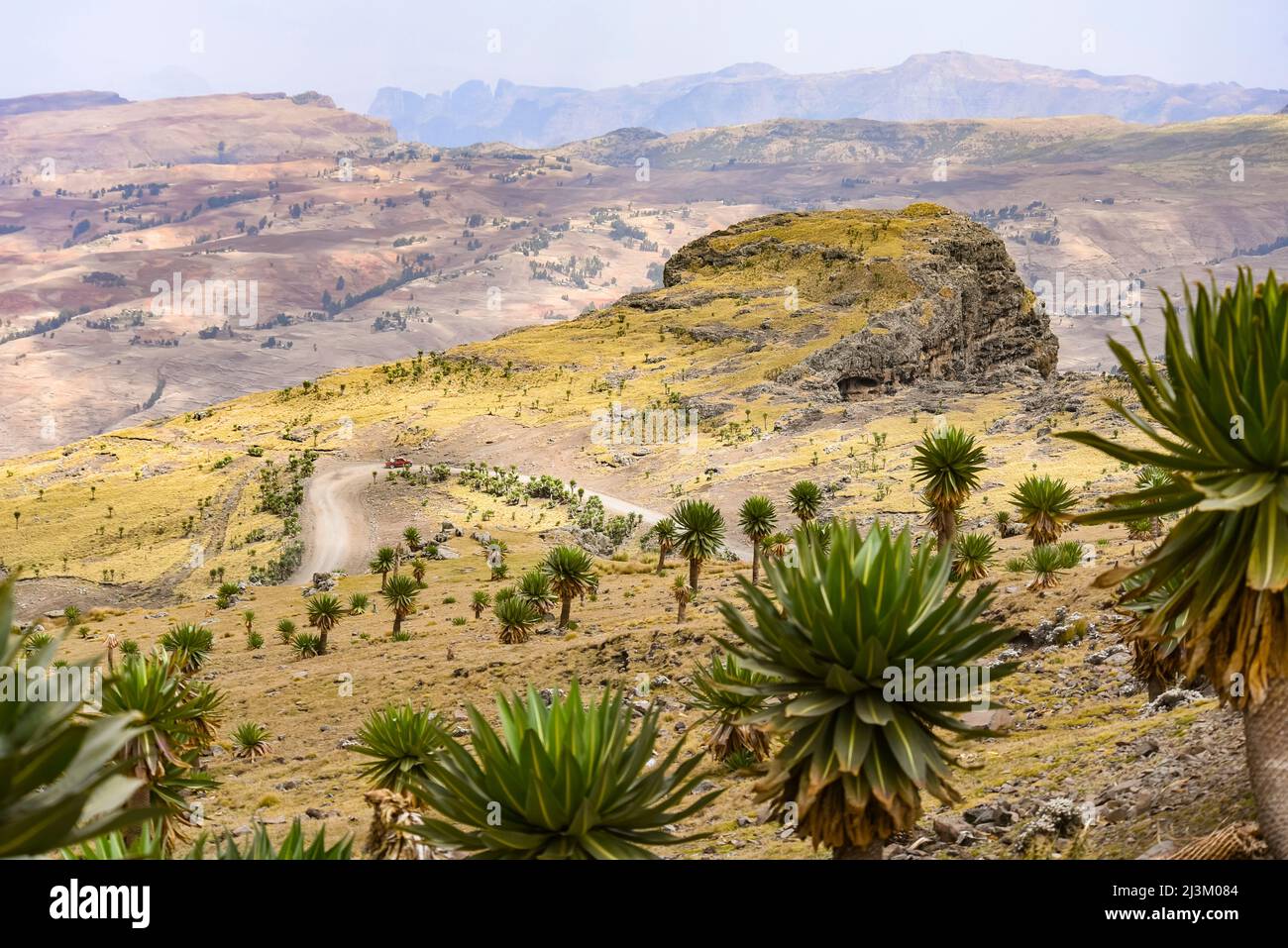 Route de terre sinueuse à travers le vaste paysage du parc national de Simien; Éthiopie Banque D'Images
