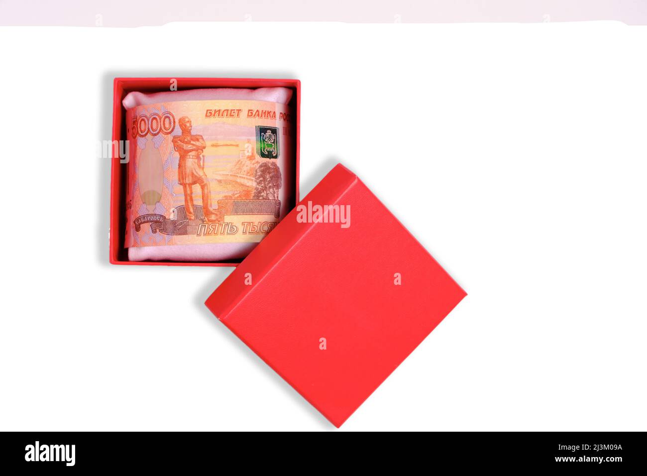 Billet de la Russie d'une valeur nominale de cinq mille roubles dans boîte-cadeau rouge fond blanc Banque D'Images