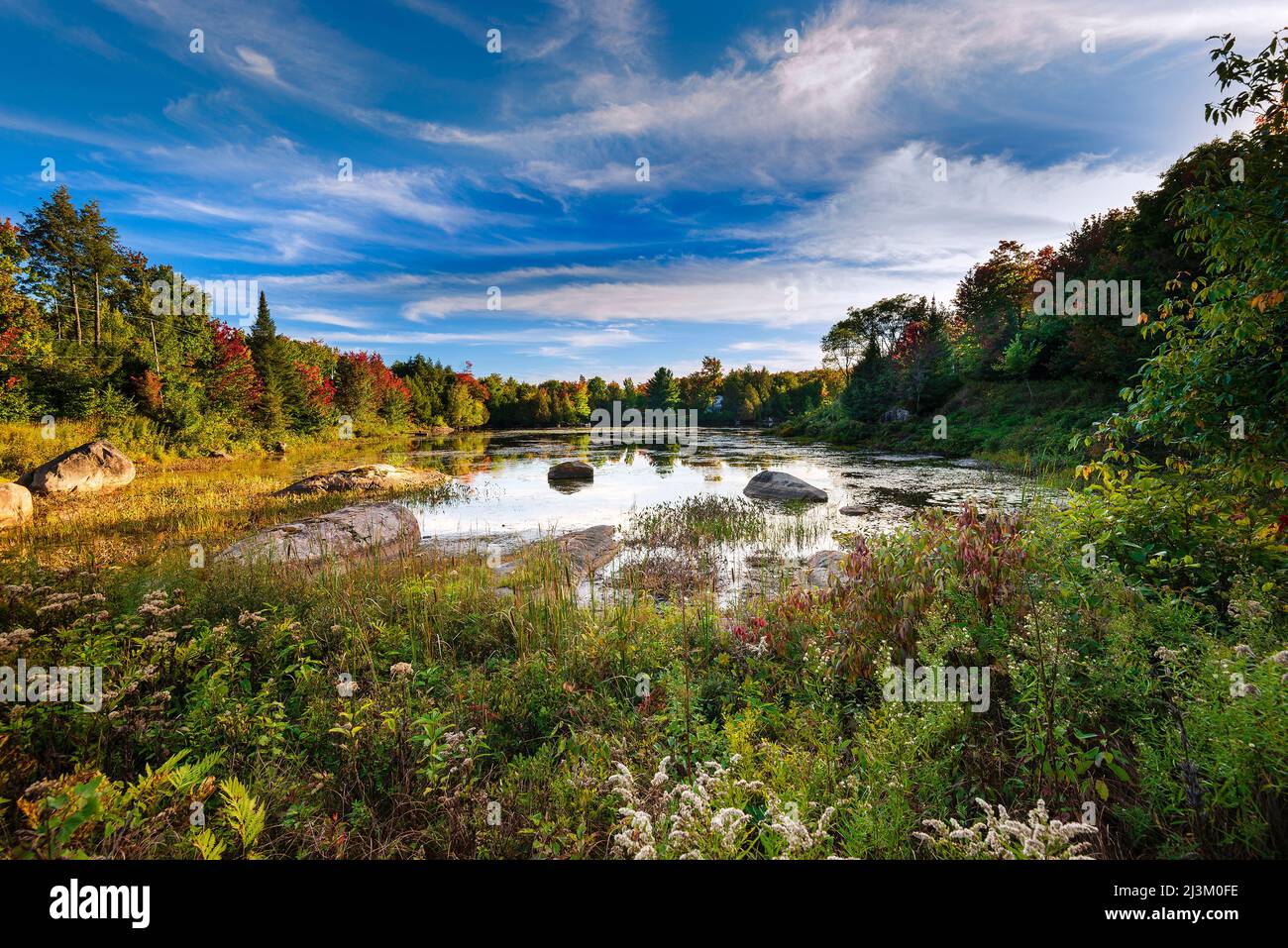 Le lac Noel et les couleurs d'automne dans les Laurentides du Québec;  Québec, Canada Photo Stock - Alamy