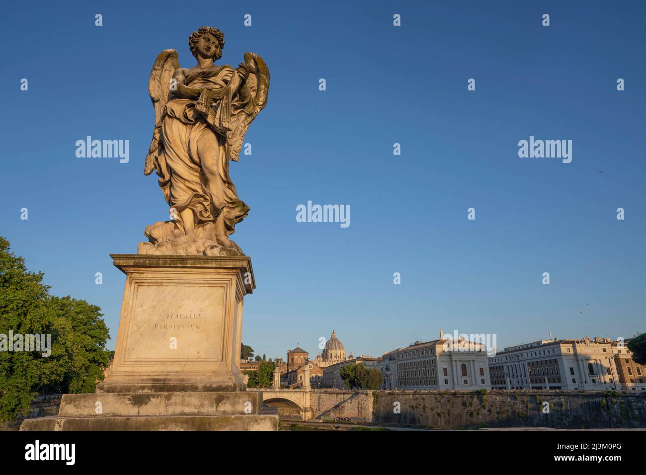 Statue de l'Ange avec les fouets sur le Ponte Sant'Angelo ; Rome, Italie Banque D'Images