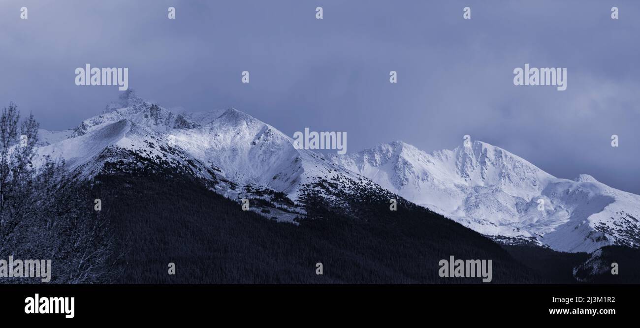 Sommets escarpés et enneigés des monts Hazelton en Colombie-Britannique, Canada; Colombie-Britannique, Canada Banque D'Images