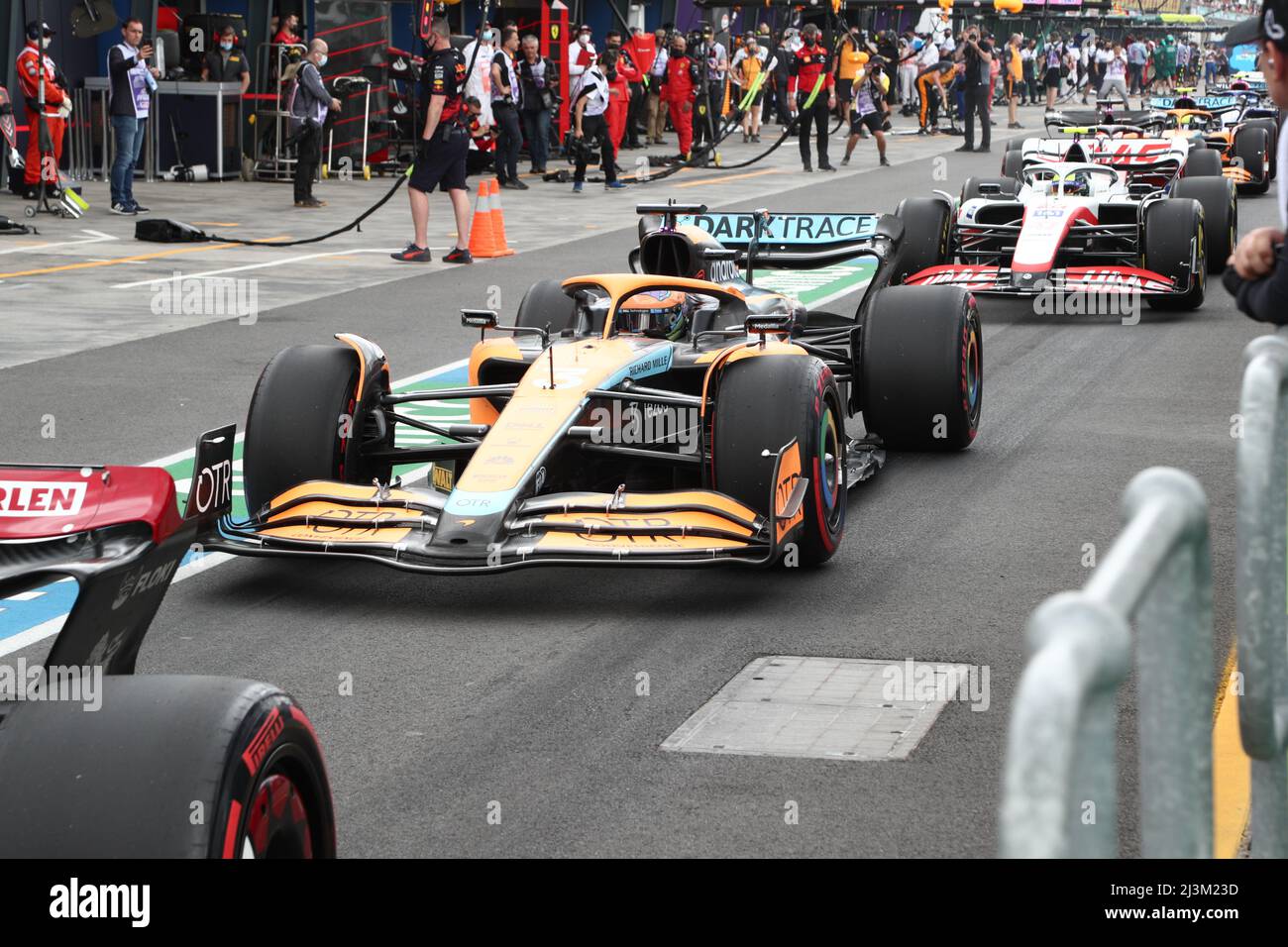 Albert Park, Melbourne, Victoria, Australie. 09th avril 2022. FIA Formula One World Championship 2022 - Formule 1 Rolex Australian Grand Prix - Une vue générale dans les fosses de Daniel Ricciardo (Australie ) course pour McLaren-F1 Team conduite de la (3) Mercedes MCL36 pendant l'entraînement trois pour la course trois du Championnat du monde de Formule 1 2022 de la FIA crédit-image : brett keating/Alay Live News Banque D'Images