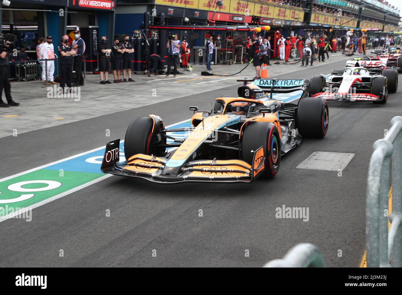 Albert Park, Melbourne, Victoria, Australie. 09th avril 2022. FIA Formula One World Championship 2022 - Formule 1 Rolex Australian Grand Prix - Une vue générale dans les fosses de Daniel Ricciardo (Australie ) course pour McLaren-F1 Team conduite de la (3) Mercedes MCL36 pendant l'entraînement trois pour la course trois du Championnat du monde de Formule 1 2022 de la FIA crédit-image : brett keating/Alay Live News Banque D'Images