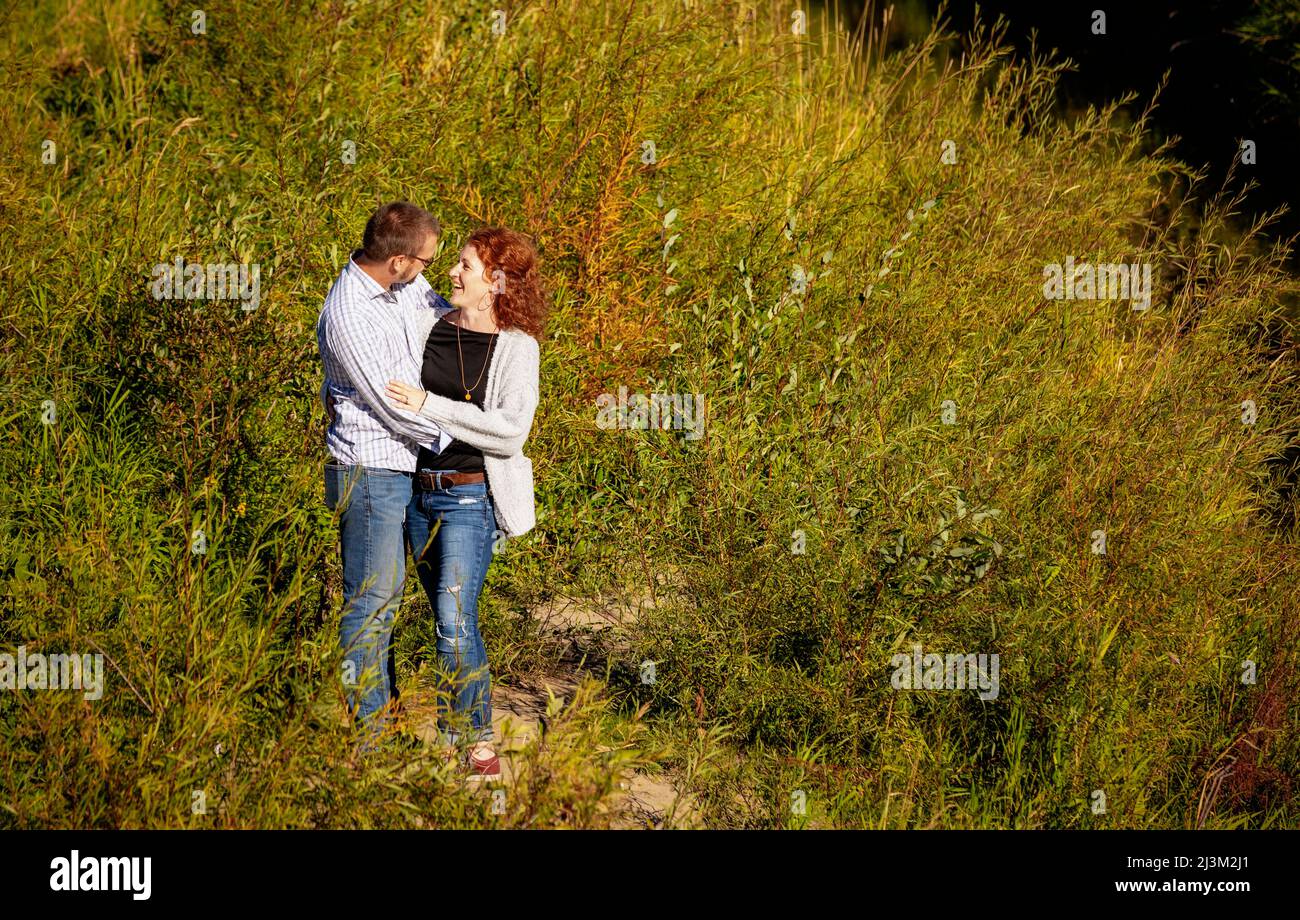 Couple marié et mature qui profite de temps ensemble en plein air dans un parc en automne; Edmonton, Alberta, Canada Banque D'Images