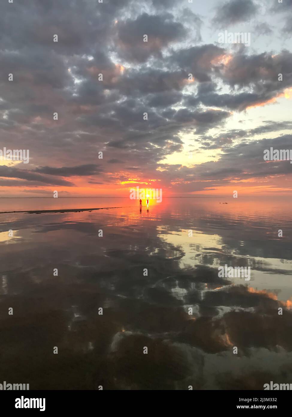 Coucher de soleil sur Albemarle Sound dans le parc national de Jockeys Ridge ; Nags Head, Caroline du Nord. Banque D'Images