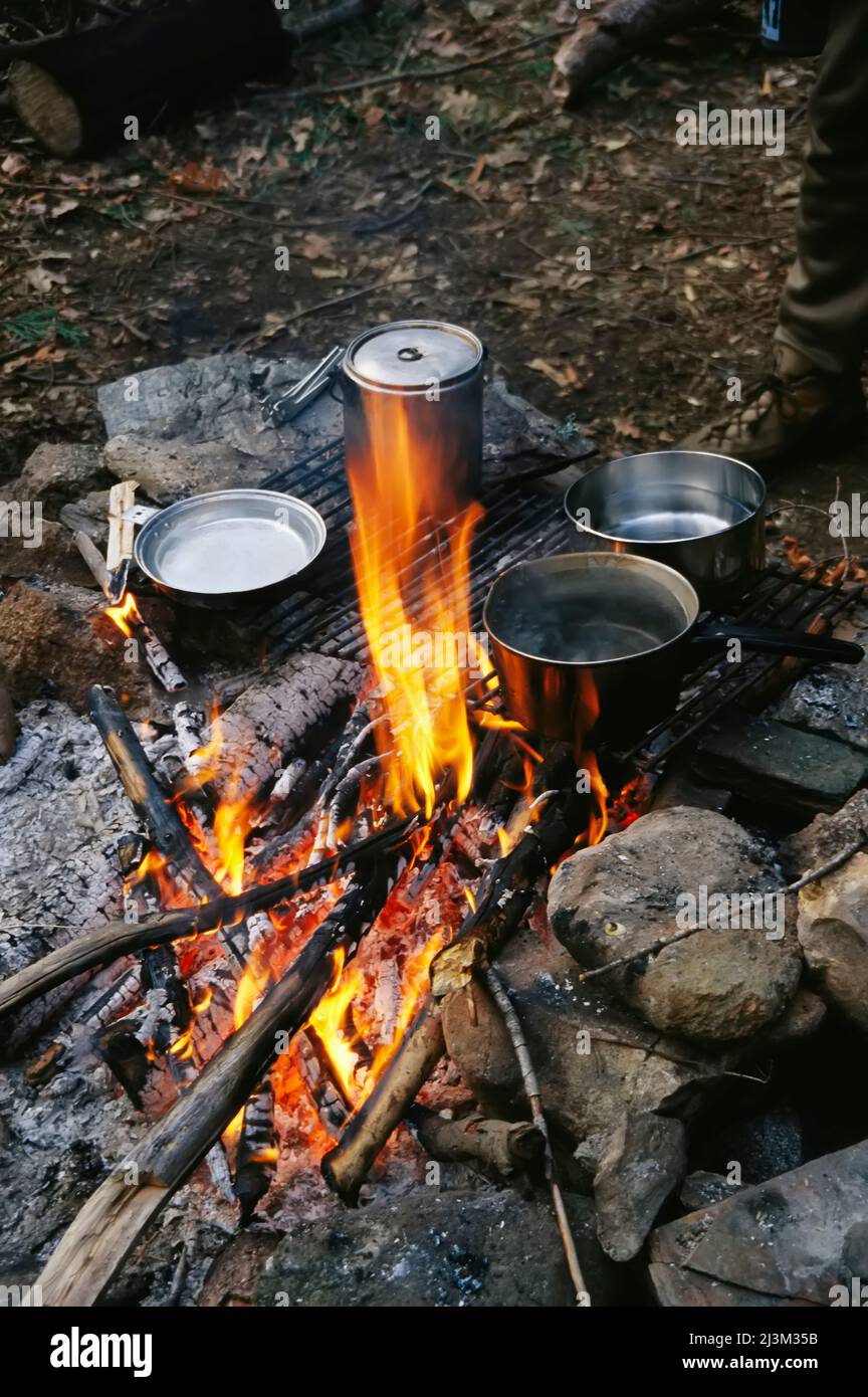 Cuisine sur un feu de camp sur la fourche moyenne de la rivière Feather; Sierra Nevada Mountains, Californie. Banque D'Images
