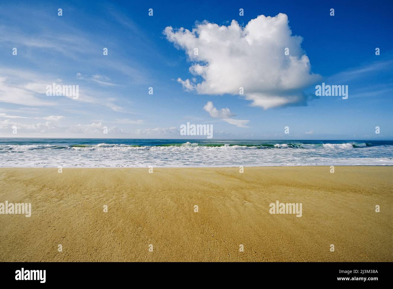 Vue sur le soleil, le sable et le surf à Cape Hatteras, en Caroline du Nord; Cape Hatteras National Seashore, en Caroline du Nord. Banque D'Images