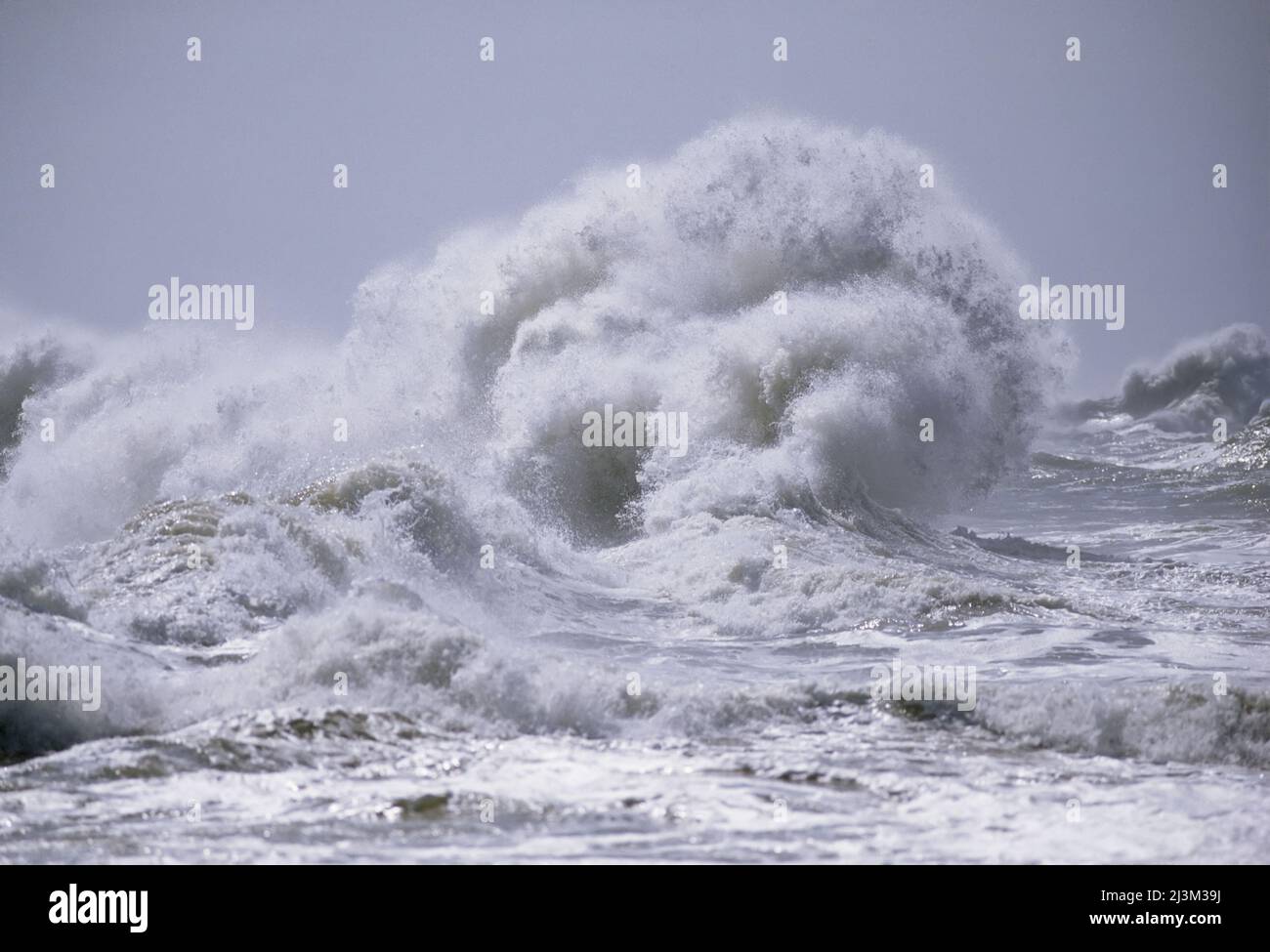 Brisant les vagues de lavage à fond à Cape Hatteras.; CAPE HATTERAS, CAROLINE DU NORD. Banque D'Images