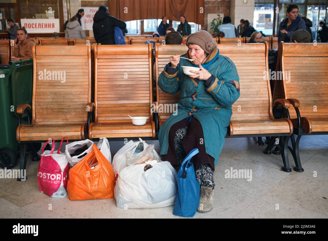 Une femme âgée mange de la soupe alors que les volontaires de l'ONG Syla Uzhhoroda (la puissance d'Uzhhorod) offrent des repas gratuits aux personnes déplacées à la gare d'Uzhhorod, dans la région de Zakarpattia, dans l'ouest de l'Ukraine, le 7 avril 2022. Photo de Serhii Hudak/Ukrinform/ABACAPRESS.COM Banque D'Images