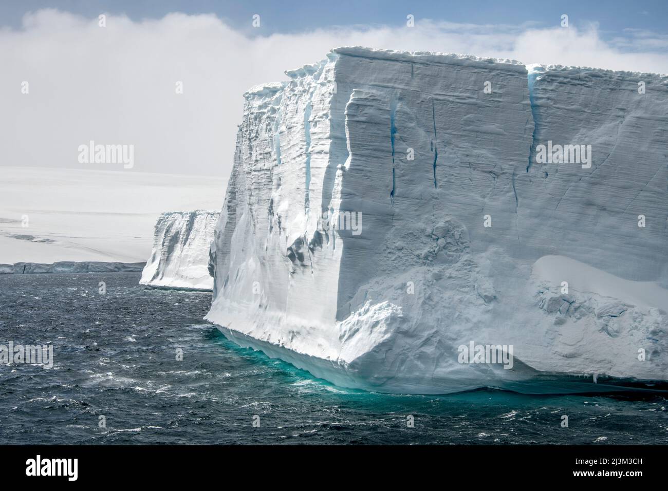 Icebergs géants dans la mer de Weddell en Antarctique. Les frontières terrestres de la mer sont définies par la baie formée des côtes de la terre de Coats et de l'Antarctique... Banque D'Images