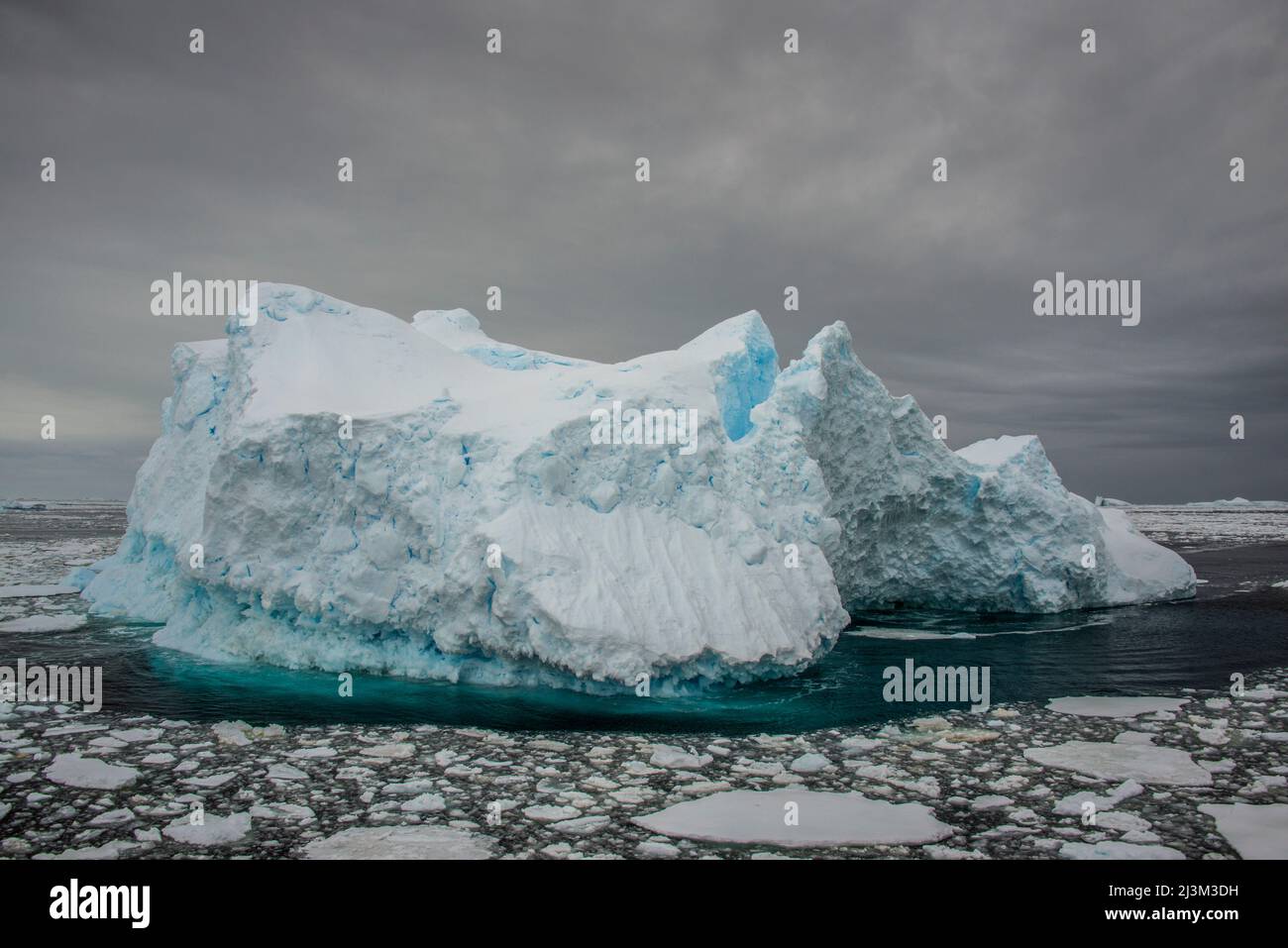 Iceberg dans le détroit de Penola en Antarctique, le long de la péninsule Antarctique; Antarctique Banque D'Images