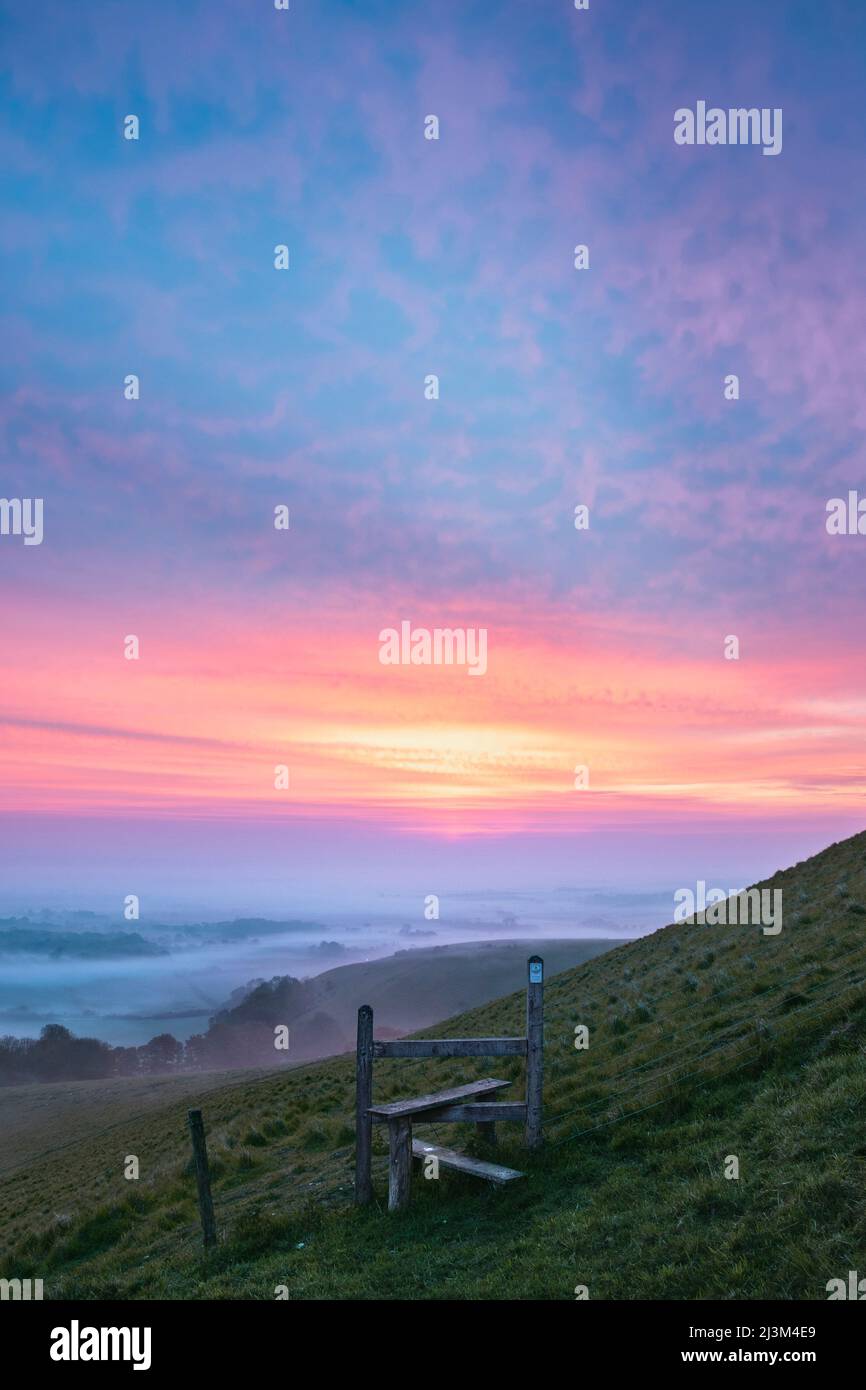 La brume matinale serpente à travers les arbres et les champs des South Downs tandis que le soleil se lève ; Lewes, East Sussex, Angleterre Banque D'Images