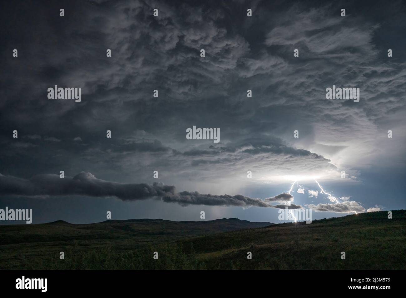 Foudre d'un orage de supercellules en Saskatchewan; Val Marie, Saskatchewan, Canada Banque D'Images