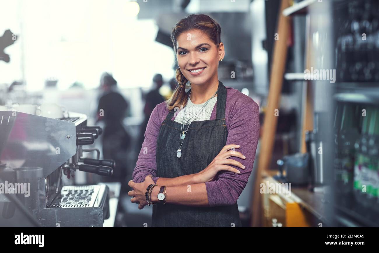 Posséder mon propre magasin a ses avantages. Portrait d'une jeune femme confiante travaillant dans son magasin. Banque D'Images