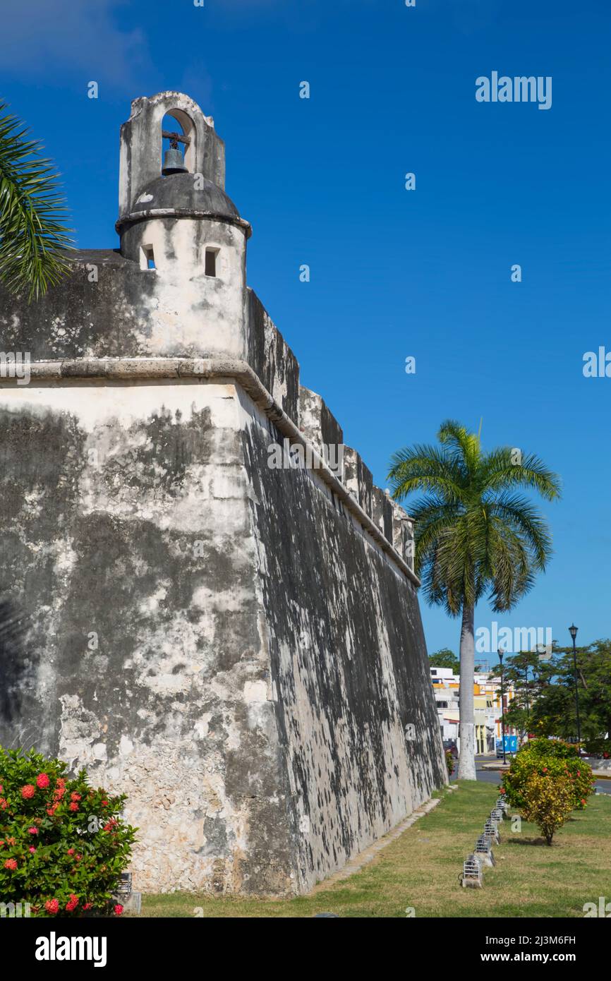 Mur colonial fortifié, vieille ville de San Francisco de Campeche, site classé au patrimoine mondial de l'UNESCO ; San Francisco de Campeche, État de Campeche, Mexique Banque D'Images