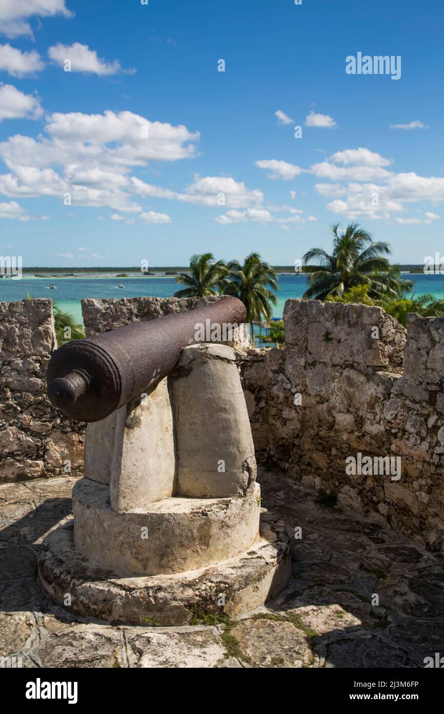 Colonial Cannon, fort de San Felipe, fondé en 1725, Bacalar, Mexique; Bacalar, Quintana Roo, Mexique Banque D'Images