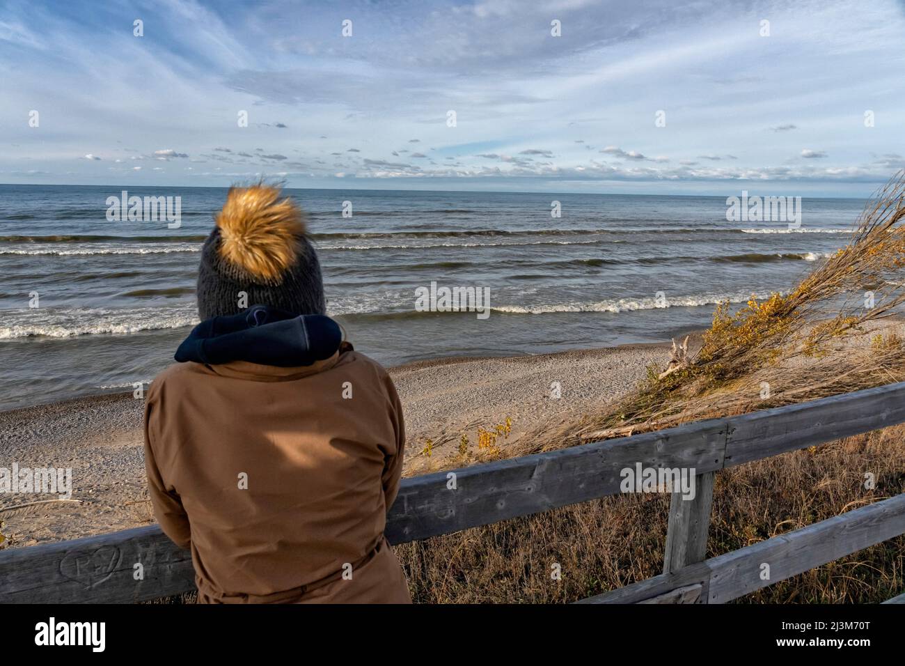 vue sur le lac Huron tandis que les vagues se déferlent sans fin; Grand Bend, Ontario, Canada Banque D'Images