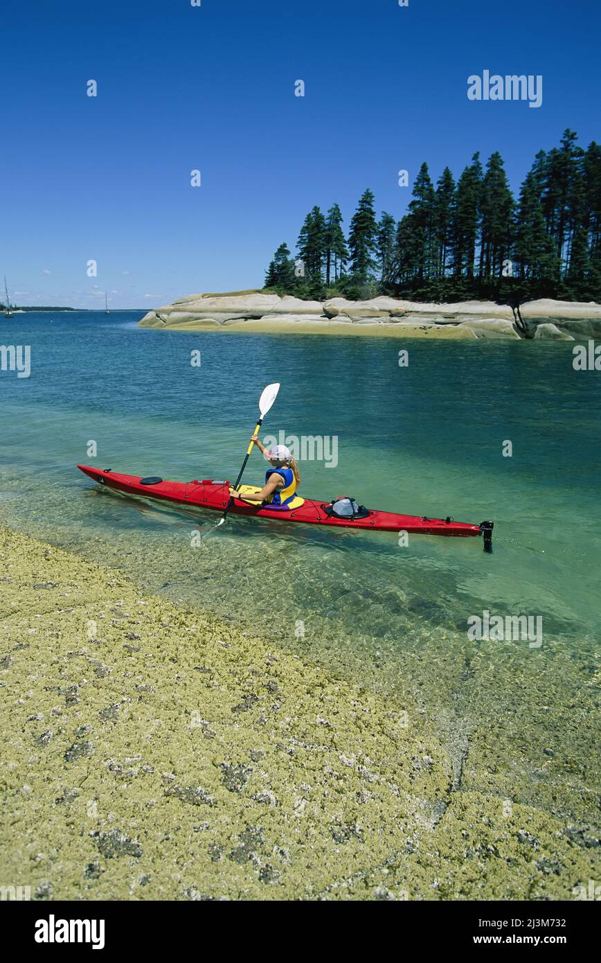 Femme kayak, Penobscot Bay, Maine.; Penobscot Bay, Maine. Banque D'Images