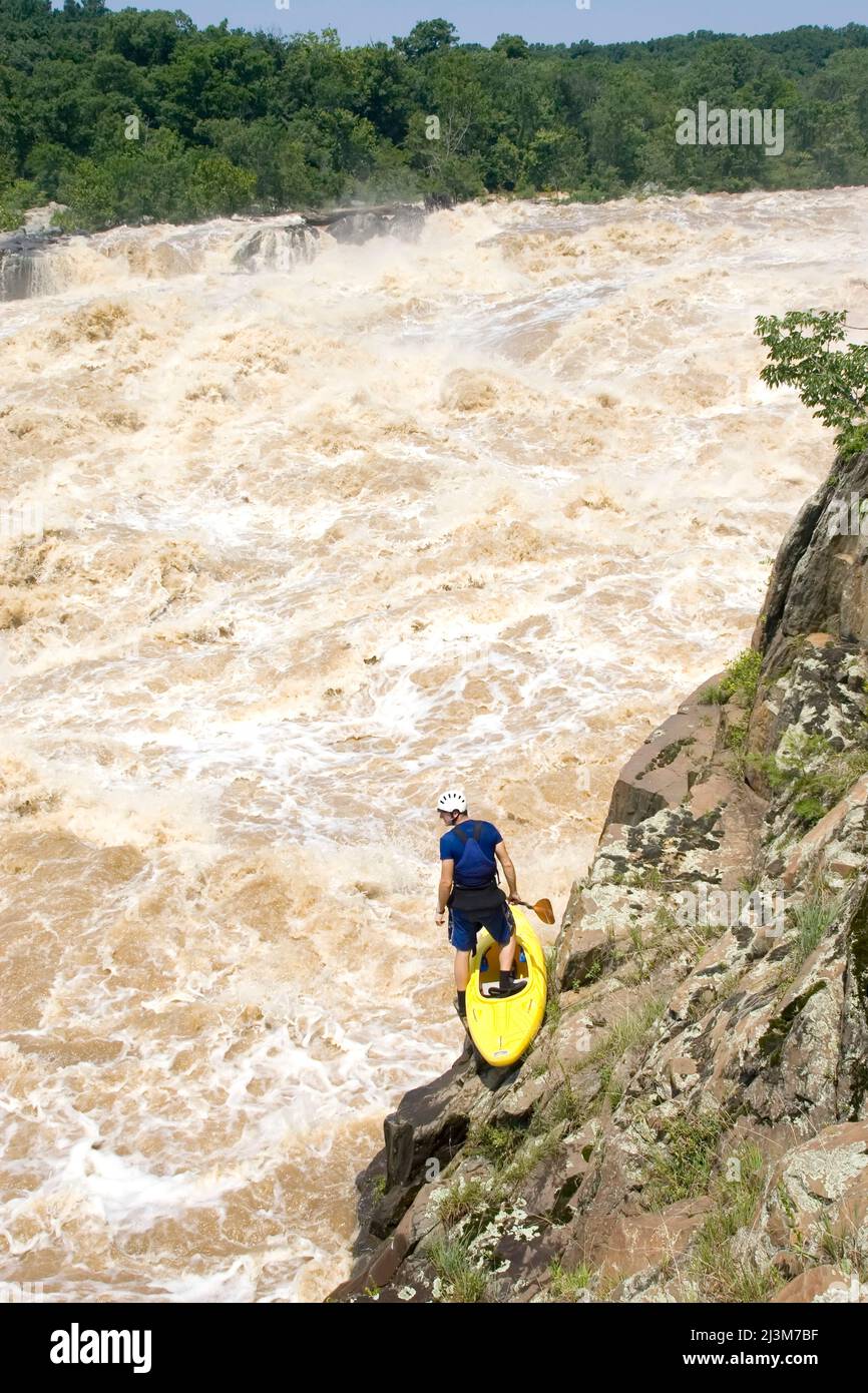 Le kayakiste ape de grands rapides d'eau vive sur la rivière Potomac; Great Falls, la rivière Potomac, la Virginie/le Maryland. Banque D'Images