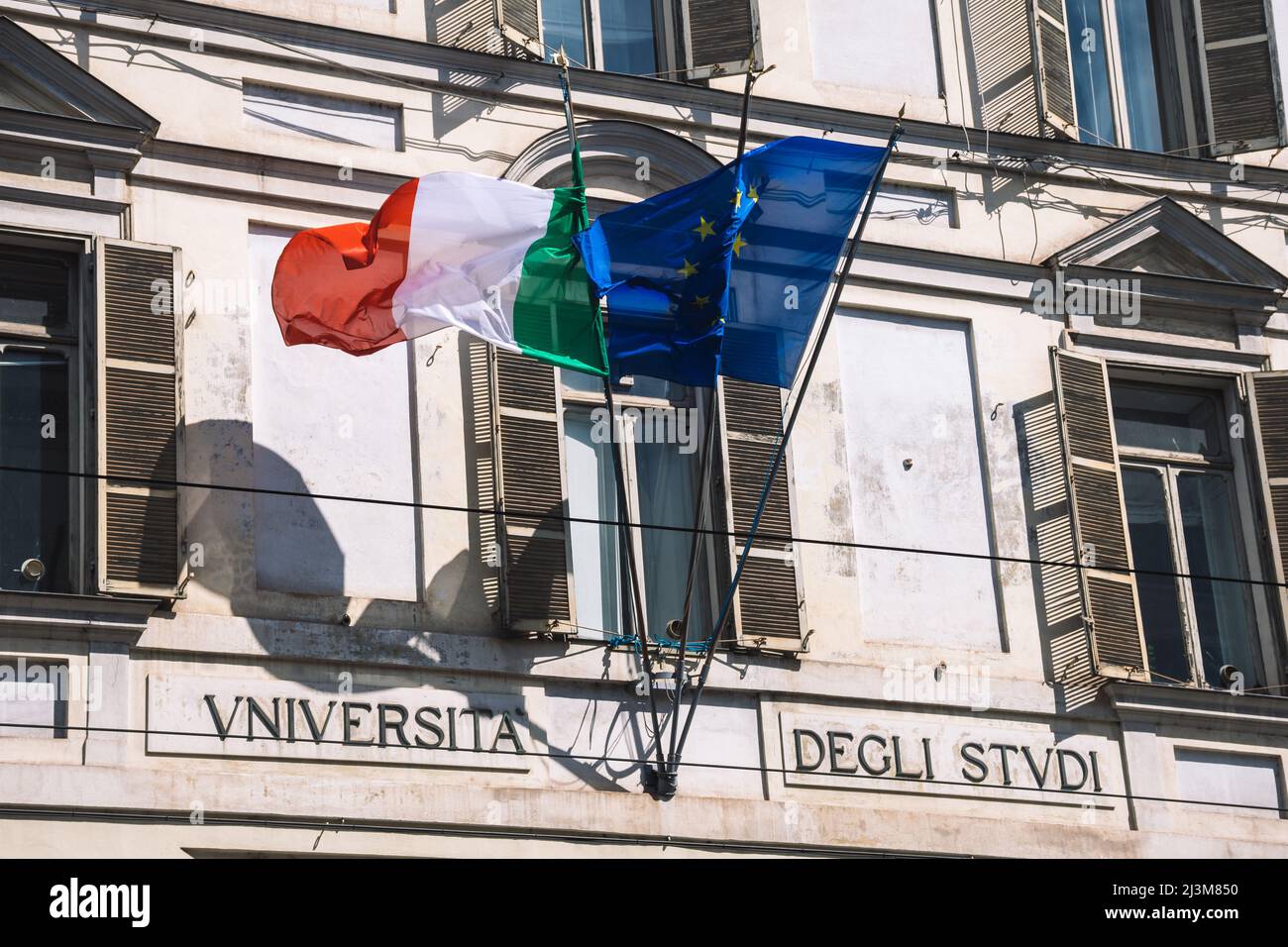 Université italienne de Turin, université publique de recherche et de formation dans la ville de Turin, Italie avec drapeaux italiens et européens sur le bâtiment Banque D'Images