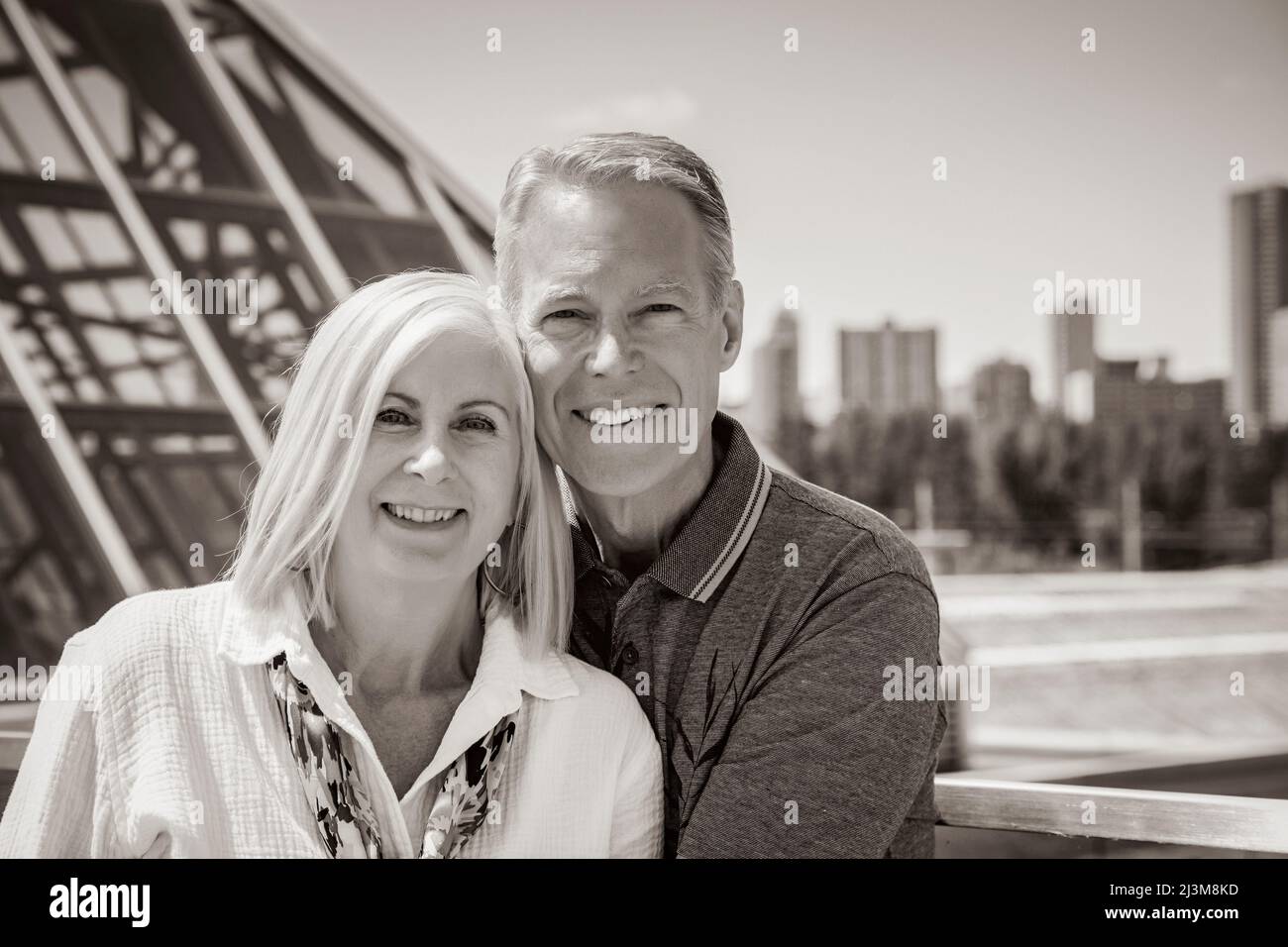 Portrait en plein air d'un couple mature avec un horizon urbain et une architecture dans le contexte urbain; Edmonton, Alberta, Canada Banque D'Images