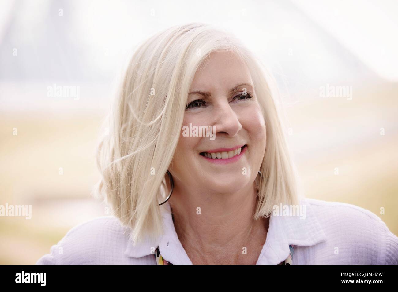 Portrait en gros plan d'une femme mûre aux cheveux blancs; Edmonton, Alberta, Canada Banque D'Images