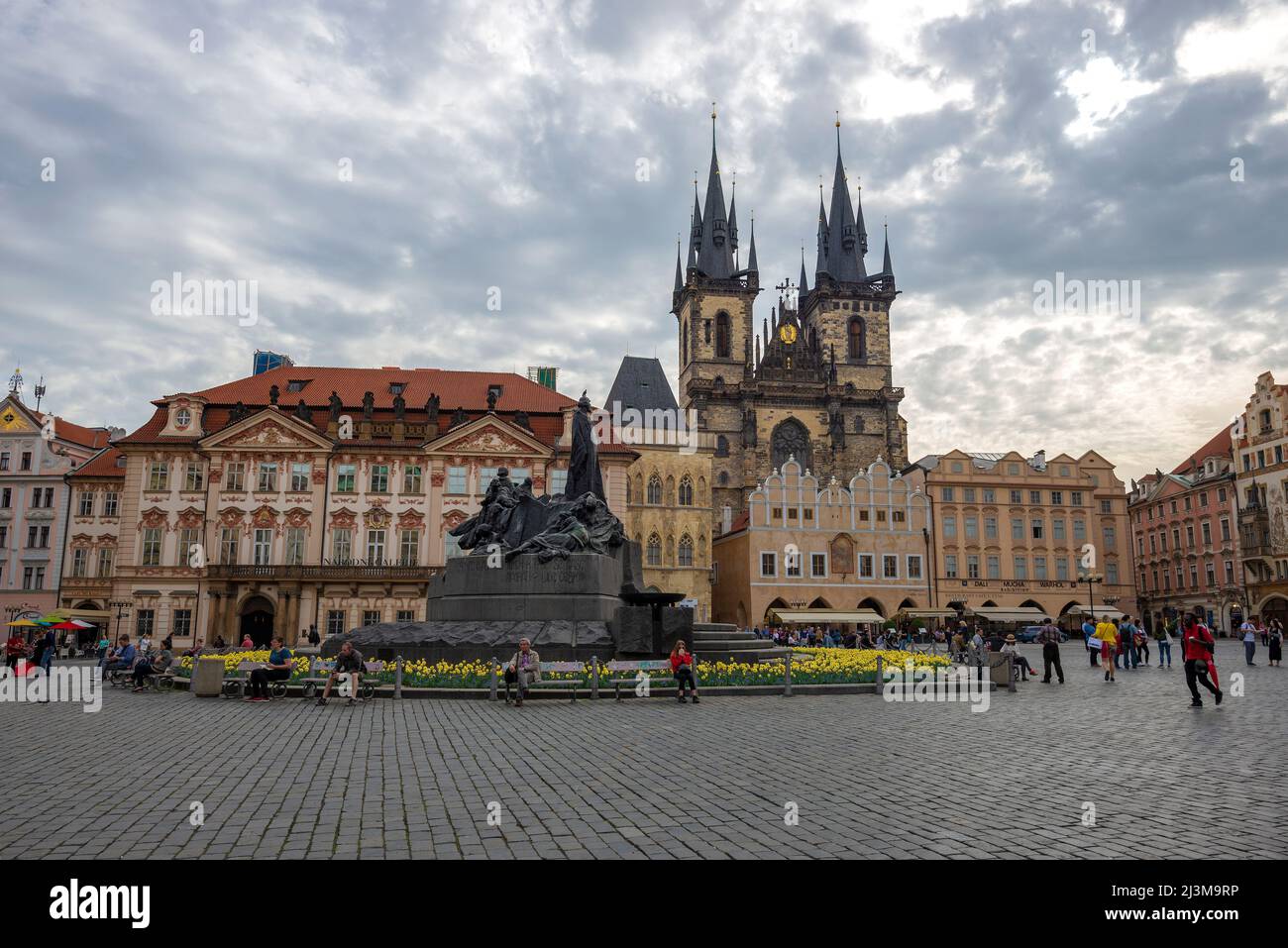 PRAGUE, RÉPUBLIQUE TCHÈQUE - 23 AVRIL 2018 : nuit d'avril nuageux sur la place de la Vieille ville Banque D'Images