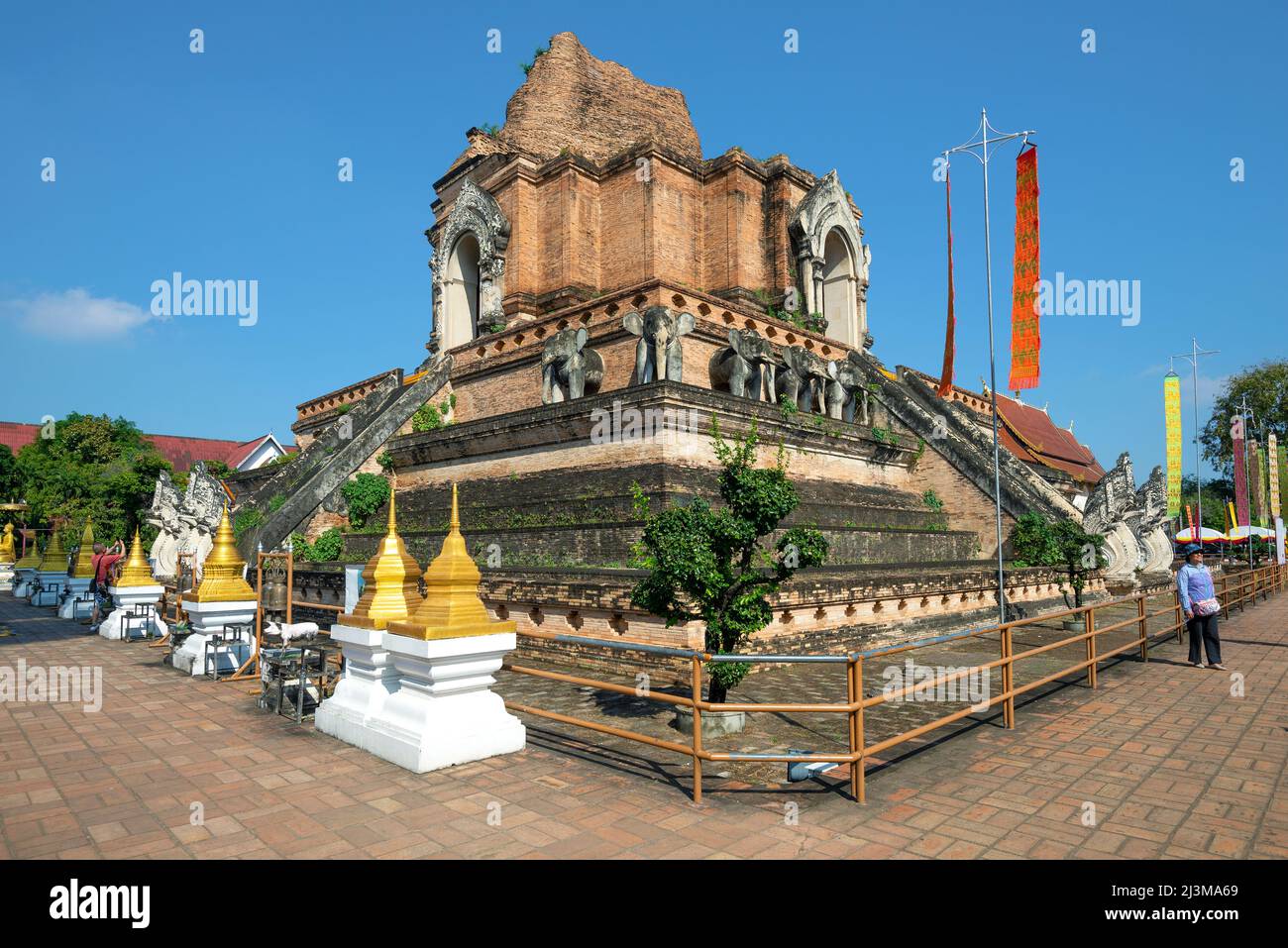 CHIANG MAI, THAÏLANDE - 21 DÉCEMBRE 2018 : ruines de la stupa géante détruite du temple bouddhiste de Wat Chedi Luang par temps ensoleillé Banque D'Images