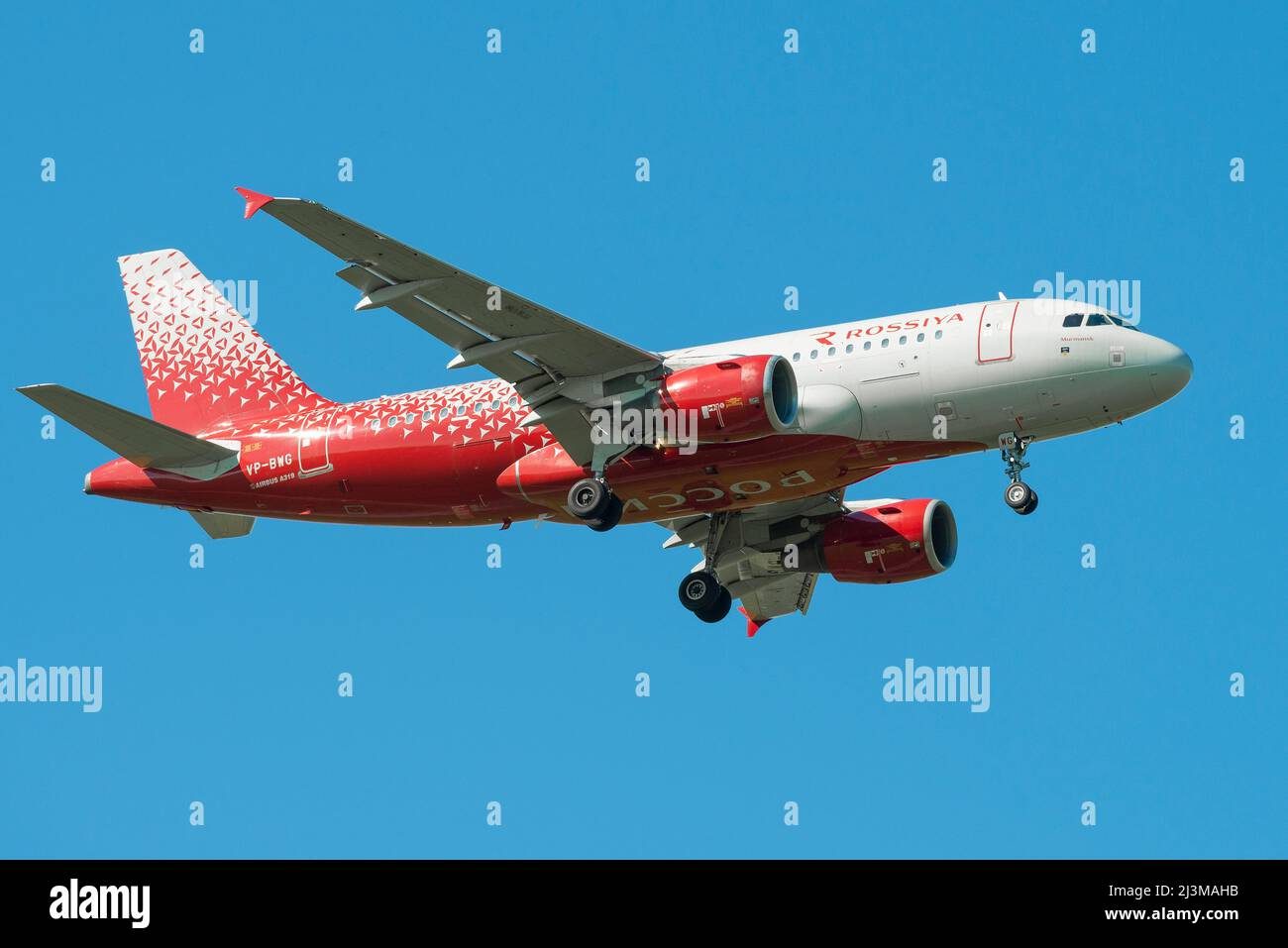 SAINT-PÉTERSBOURG, RUSSIE - 29 MAI 2021 : Airbus A319-111 'Mourmansk' (VP-BWG) de Rossiya Airlines sur la piste de glisse Banque D'Images