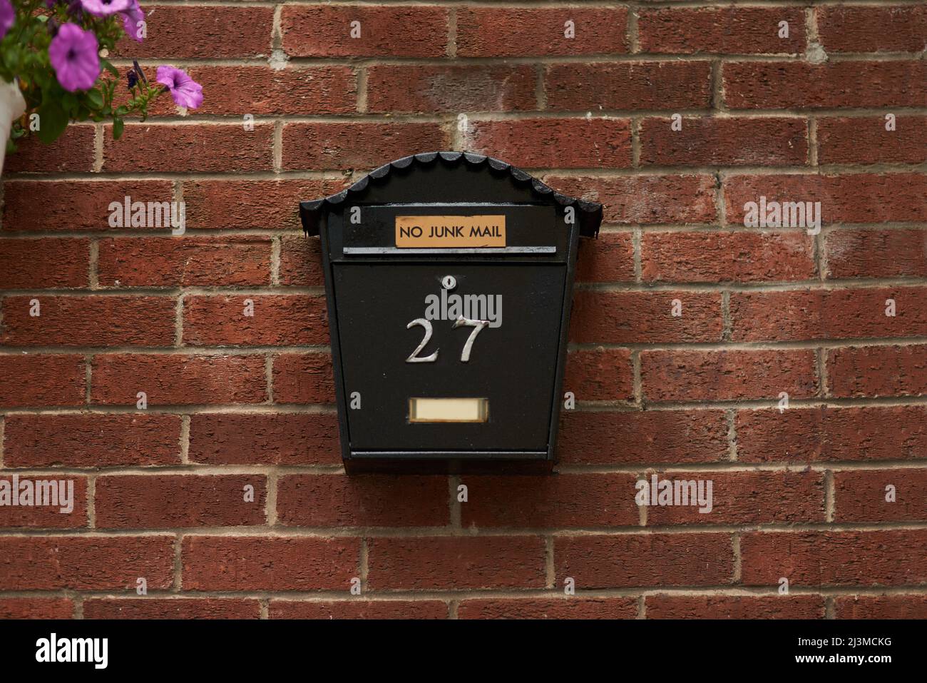 Boîte aux lettres montée. Prise de vue en longueur d'une boîte aux lettres sur un mur. Banque D'Images