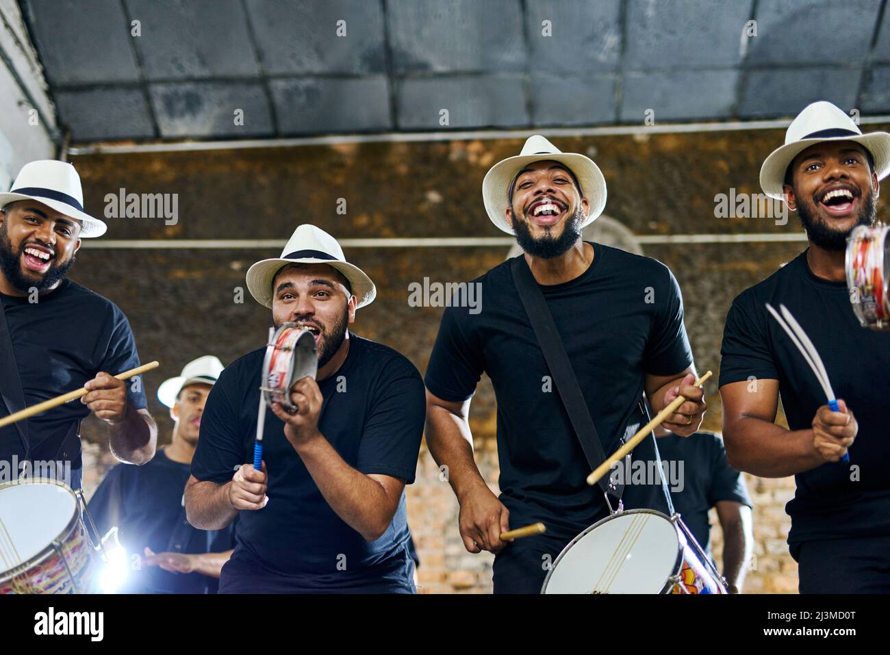 Leurs battements vous font envie de vous lever et de danser. Photo d'un groupe d'artistes musicaux jouant ensemble à l'intérieur. Banque D'Images