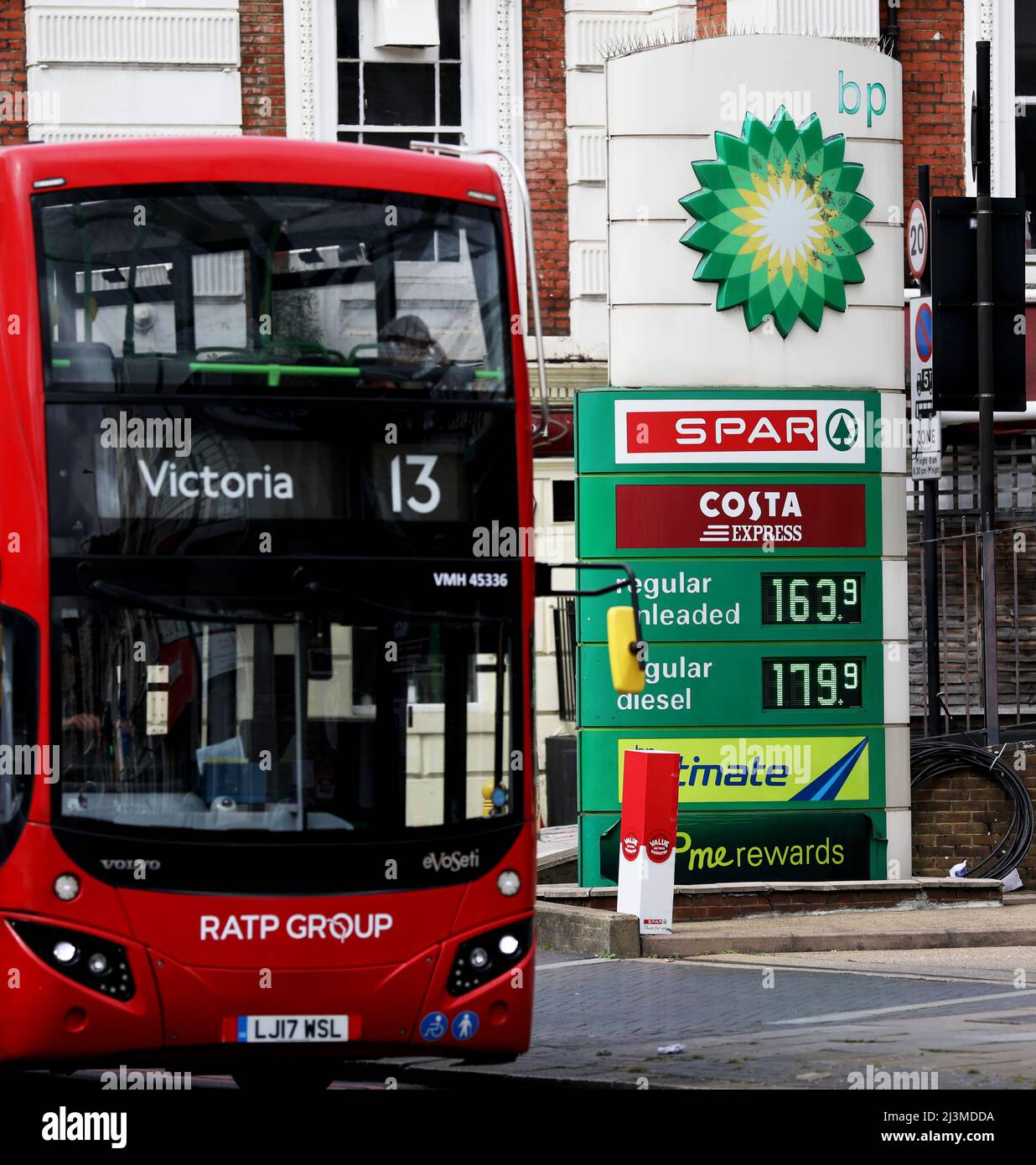 Londres, Royaume-Uni. 8th avril 2022. Un bus passe devant une station-service à Londres, Royaume-Uni, le 8 avril 2022. Les prix du pétrole ont augmenté vendredi, mais ont subi une baisse pour la semaine. Le West Texas Intermediate (WTI) pour la livraison de mai a ajouté 2,23 dollars US, ou 2,3 pour cent, pour s'établir à 98,26 dollars US le baril sur le New York Mercantile Exchange. Le brut Brent pour la livraison de juin a augmenté de 2,2 dollars, ou 2,2 pour cent, pour se fermer à 102,78 dollars le baril à la Bourse de Londres ICE futures Exchange. Crédit : Li Ying/Xinhua/Alay Live News Banque D'Images